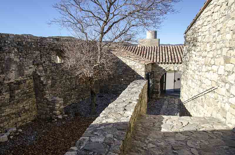 Lleida - Castell de Mur - colegiata de Santa Maria de Mur 4.jpg